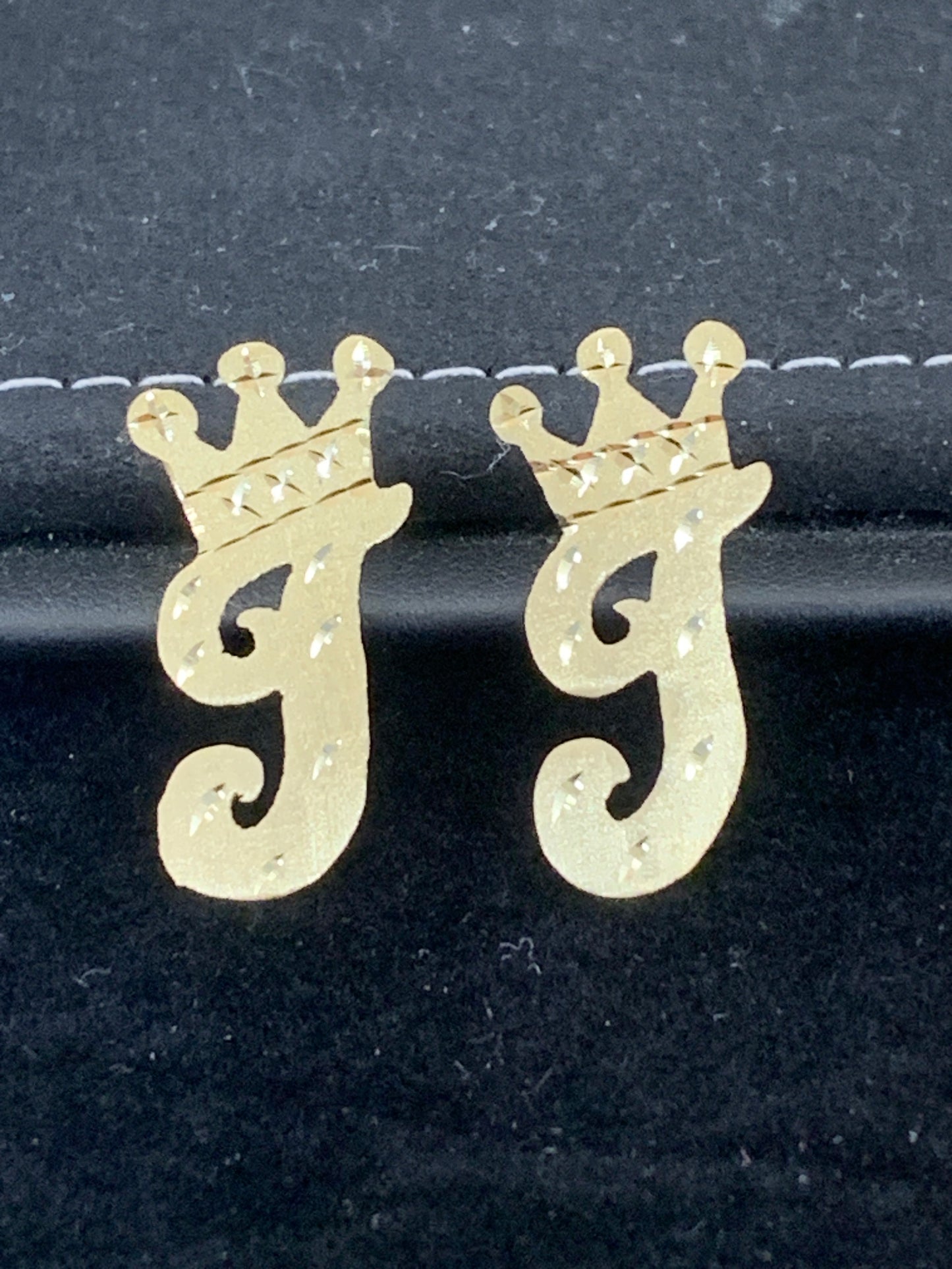 10k costume T with crown earrings