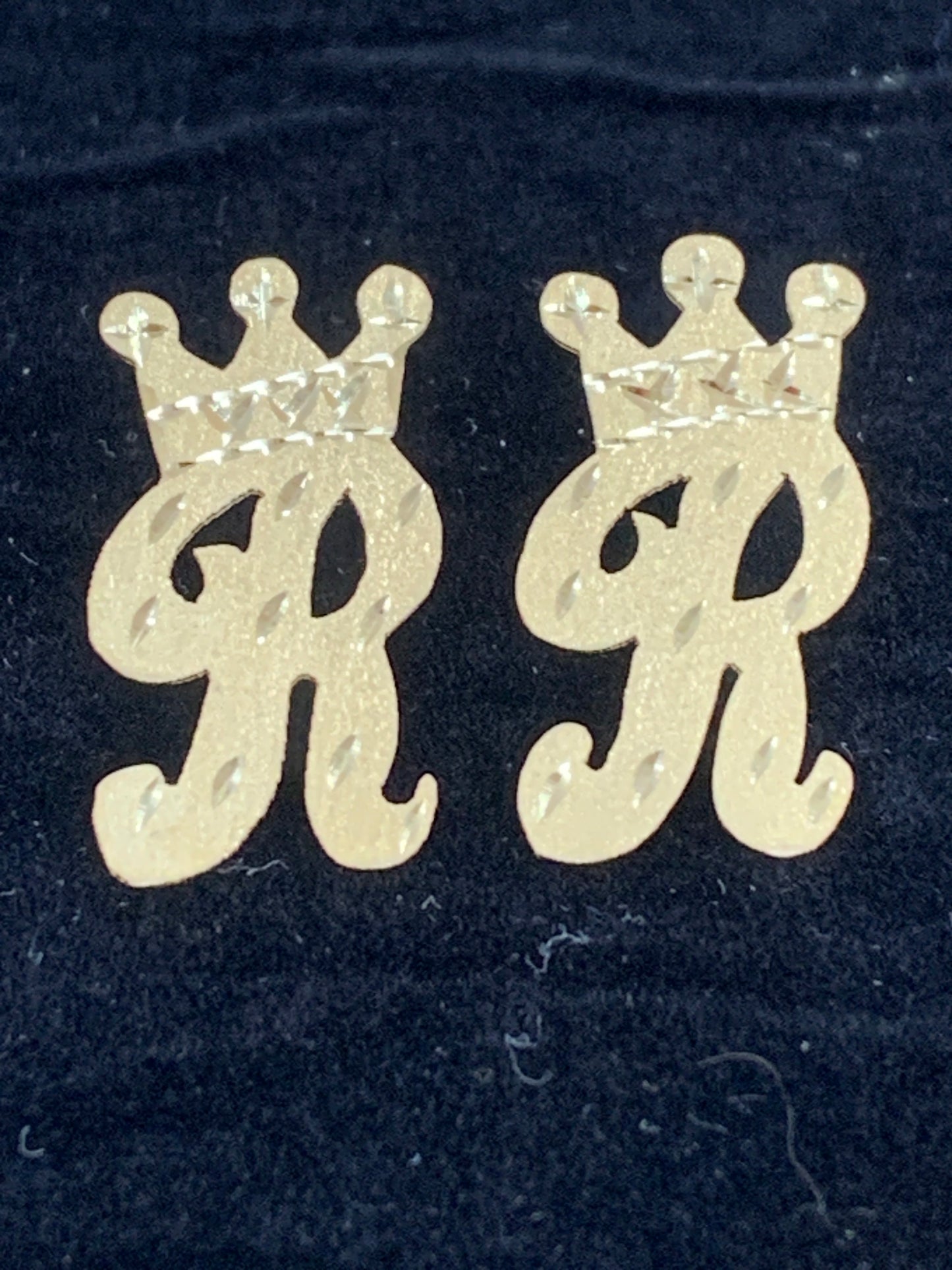 10k costume R with crown earrings