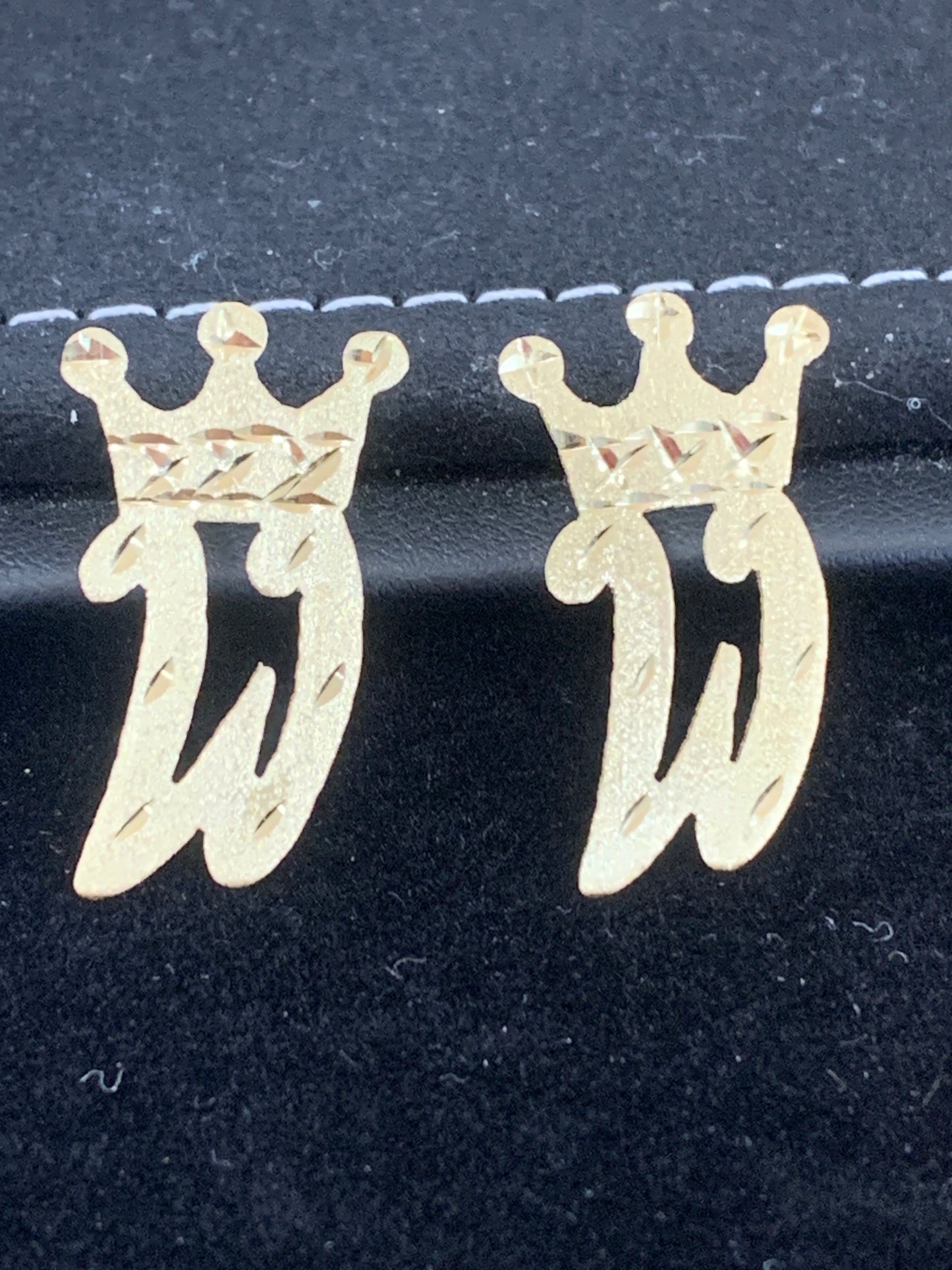10k costume W with crown earrings