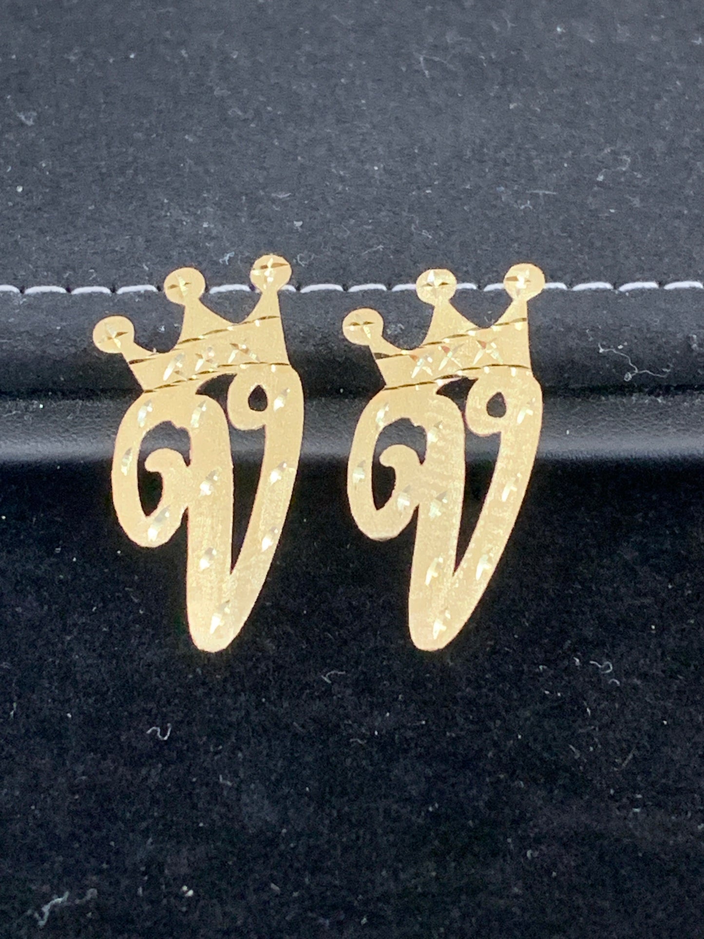 10k costume V with crown earrings