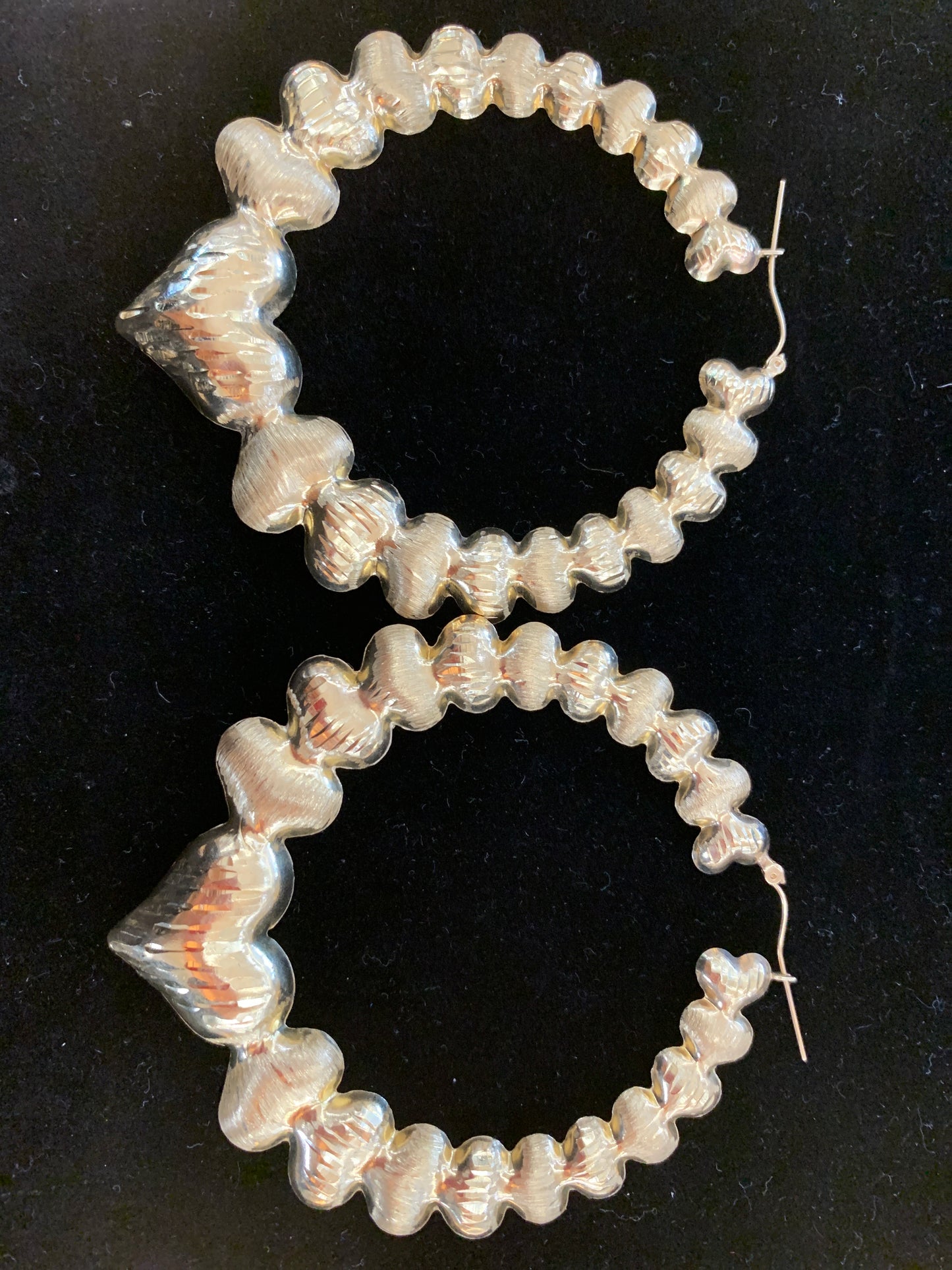 10k circle hoops w hearts