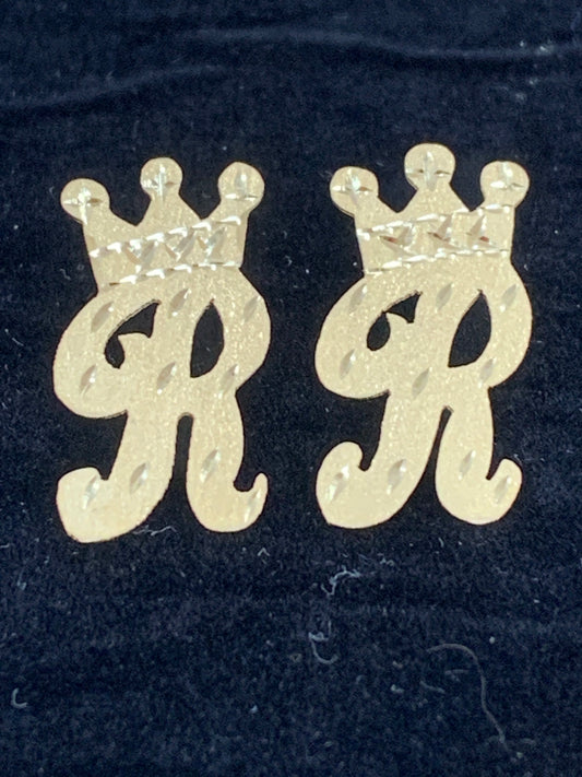 10k costume R with crown earrings