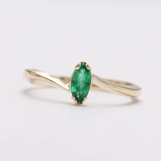 14K Solid Gold Emerald Solitaire Engagement Ring/Green Gem Ring/Engagement ring/Stacking Ring/Gold Band/Emerald Ring/Unique Ring/May Gem