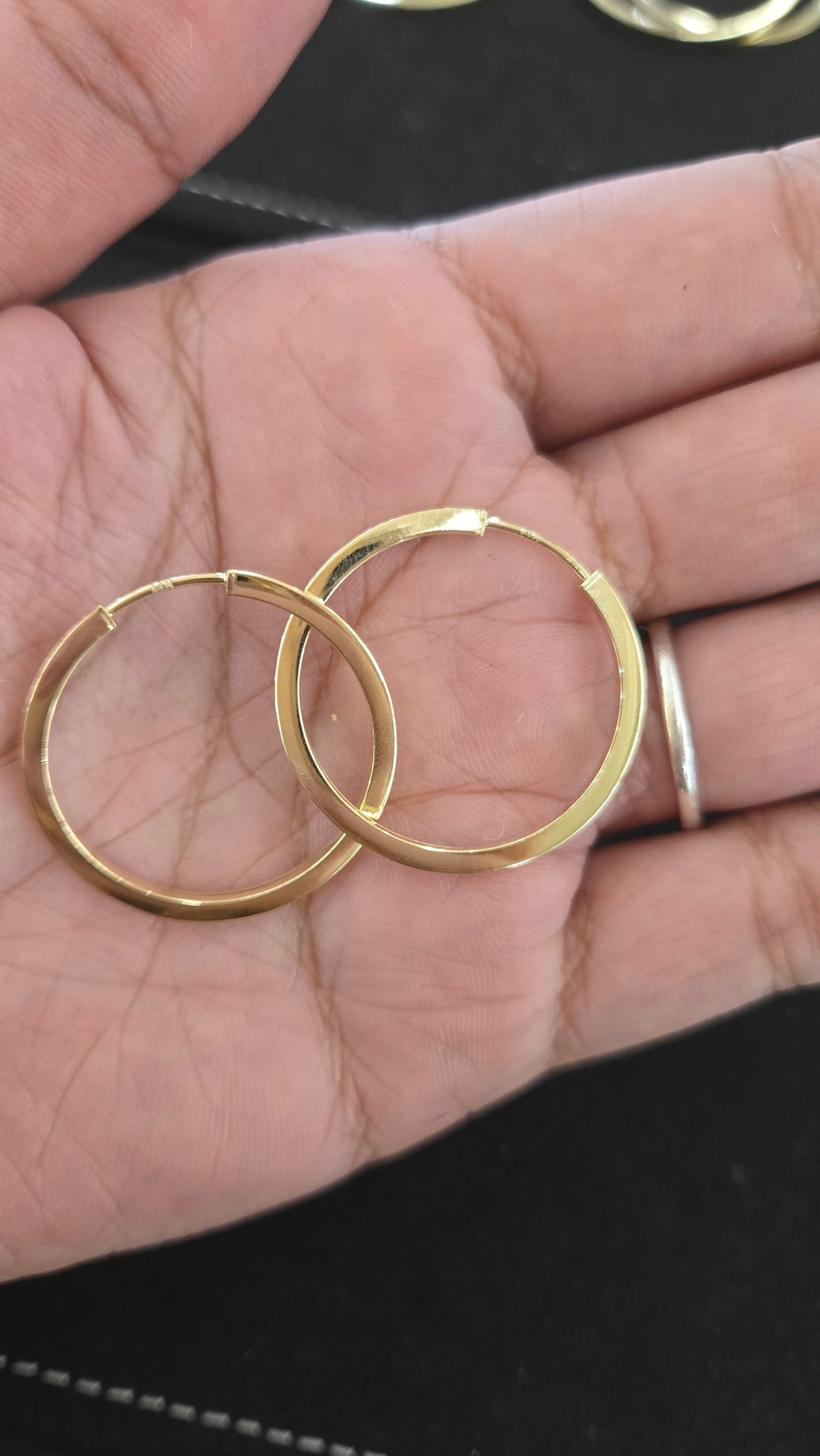 14k Square-edge hoop earrings combine a modern geometric silhouette with classic everyday wear, making them a chic and versatile gift option