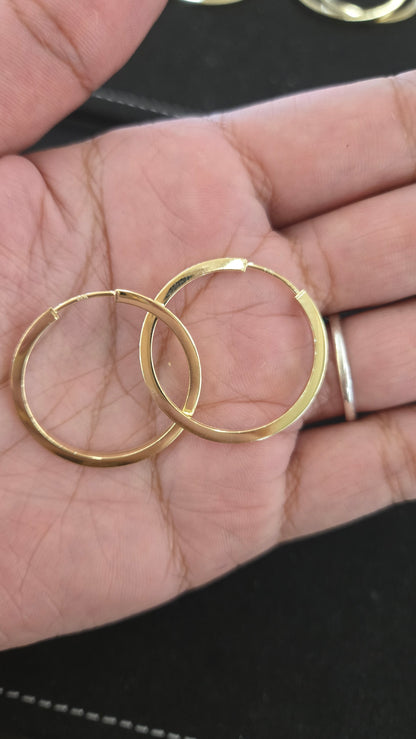 14k Square-edge hoop earrings combine a modern geometric silhouette with classic everyday wear, making them a chic and versatile gift option