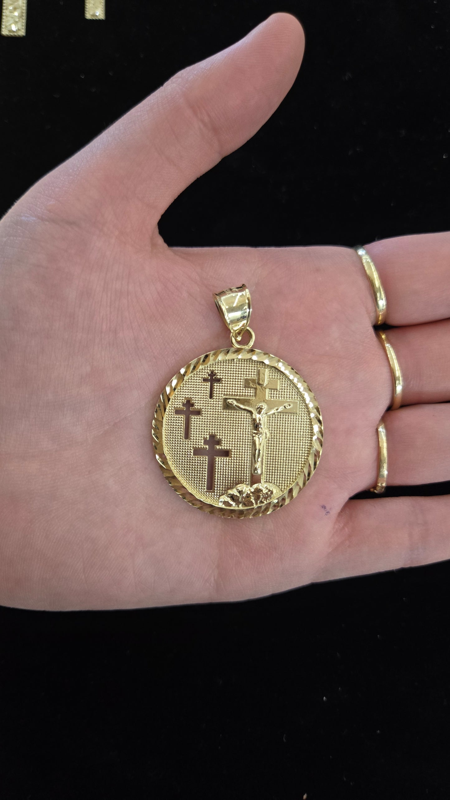 10k circle with cross pendant